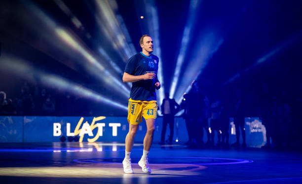 他均展现出 他均展现出